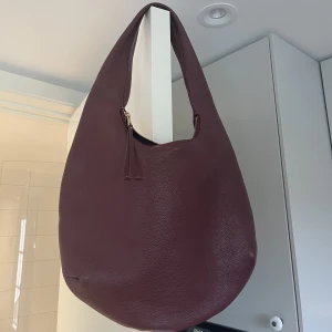 Handväska - trendig, Other stories - Jättefin handväska ifrån Other Stories! Nypriset är ungefär 1300kr 🙌🏻 Jag har använt den 1 gång och jag ÄLSKAR den men jag har inte tid att använda den tyvärr så därför säljer jag 💗 (pris kan diskuteras)