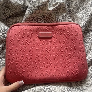 Marc jacobs fodral  - Ipad/ liten dator fodral från marc jacobs. Väl använd men i fint skick🩷 mått 28x21 