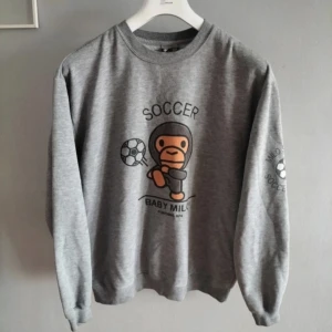 Bape sweatshirt - En riktigt fet grå Bape sweatshirt. Storlek L. Den är i bra skick. Bilder på tags och sådant finns i Dm om man vill legit-checka den själv. Dm för frågor och intresse. Läs Min bio