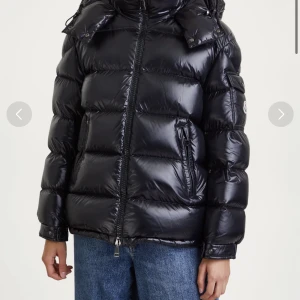 Moncler maya jack - Jag SÖKER en moncler maya jacka i färgen svart. Möts upp i Stockholm! Köper gärna ifall du har!💕💕