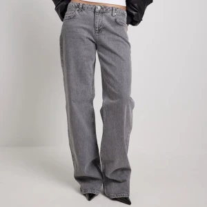 Grå Jeans nakd  - Säljer dessa gråa populära jeans från NAKD då de inte kommer till användning, de är i storlek 36! Enbart använda 1 gång🤍 nypris 599kr och slutsålda. Jag är 173 och de går ner till marken!