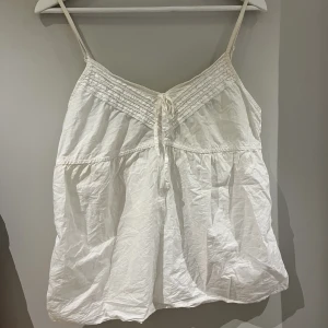Vit topp - Söt vit topp, fint skick, finns dock lite tecken på användning men inget man lägger märke till💛