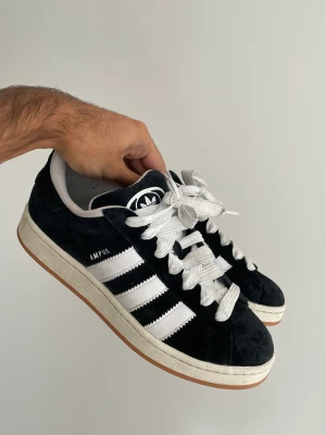 Adidas Campus  - svarta campus 00 storlek 44 fint skick, c:et borta på ena skon bara. 