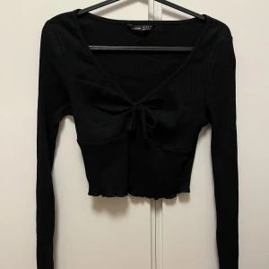 Svart topp - Svart croptop från Shein. Storlek S