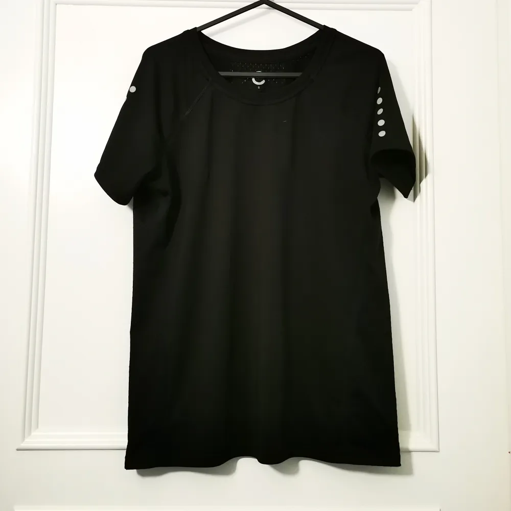 Gym T-shirt from Cubus. It has ventilation on the back and sides. Size S but looks more like an M. T-shirts.