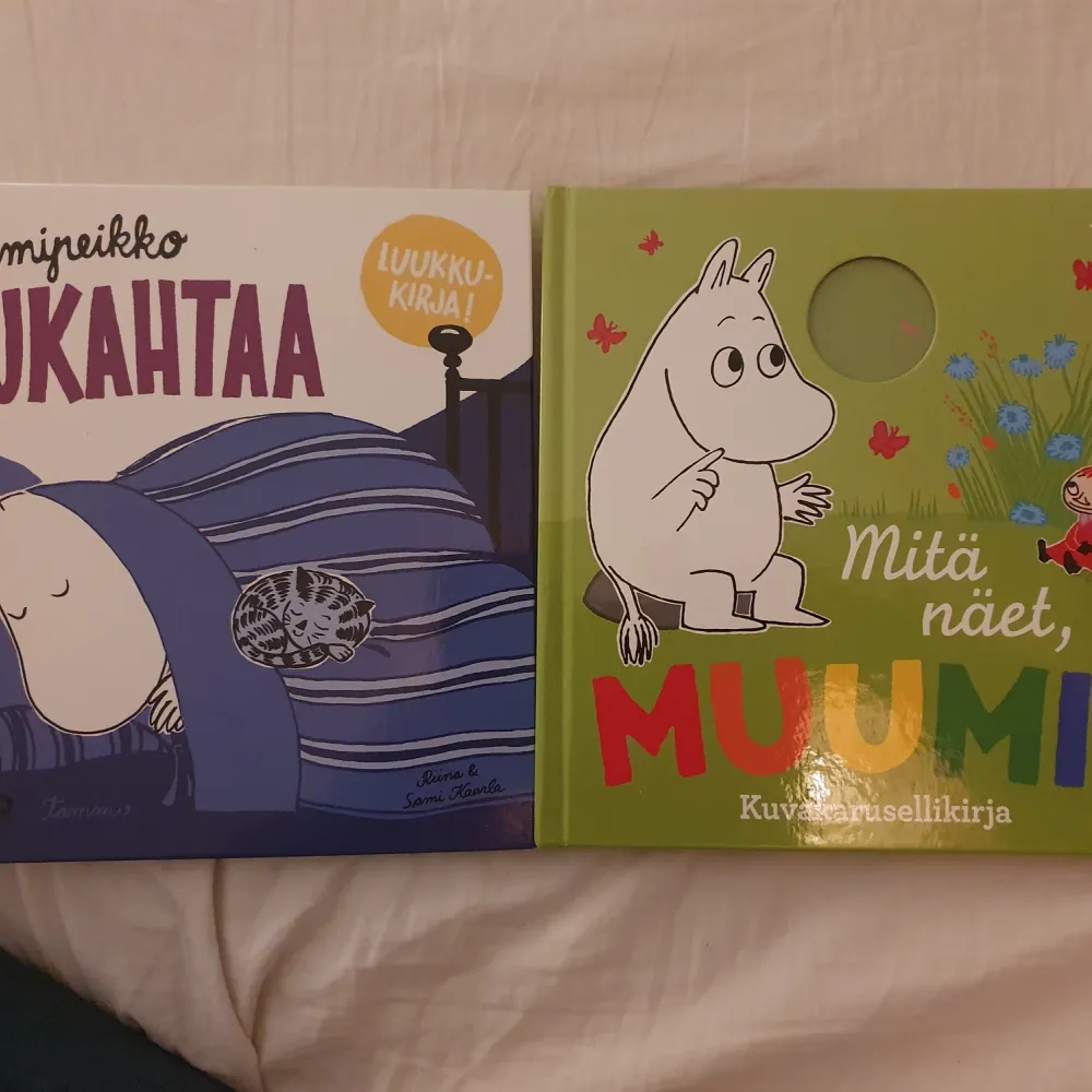 Muminböcker i nyskick Finsk text  Roliga upplevelser i böckerna för barn lyfta på flikar snurra på saker i böckerna så sidorna ändras. Buda inga skambud. Övrigt.