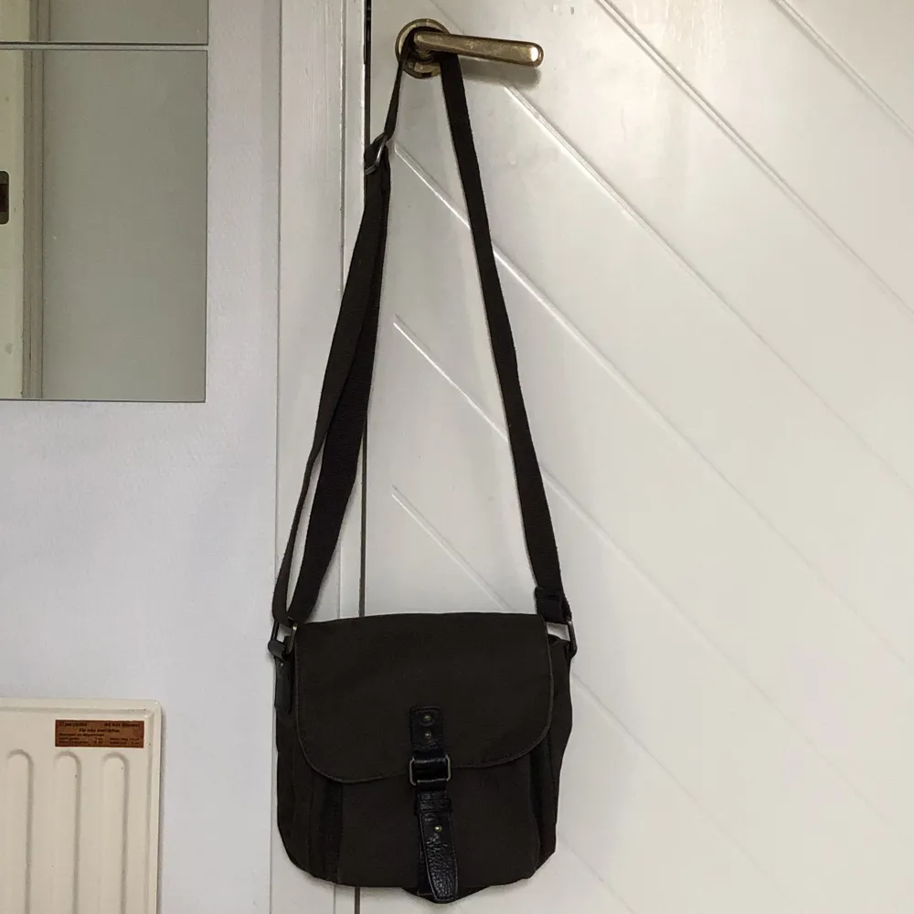 Det gör ONT i mig att sälja denna, men den kommer inte till användning 🥲🥲Trendig brun ”cargo”-liknande väska från Marc O’Polo som inte säljs längre. Justerbart band! 💛💛(skriv för fler bilder). Väskor.