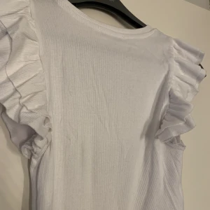 Tröja - T-shirt från zara med volanger, super fin! Men har tyvärr ej kommit till användning. Så inga skador eller så. Hör av er vid frågor 