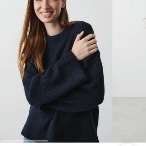 Mörkblå stickad - En mörkblå stickad från Ginatricot. Den är i helt nyskick och bara använd 1 gång så därför säljer jag för ungefär samma pris💞💞super fin och super skön nu till vintern. Jag är vanligtvis en XS men passar mig perfekt.