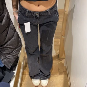 Brandy jeans - Lågmidjade flared jeans från brandy melville i modellen ”wheatley jeans”  Använda endast ett fåtal gånger. 💓 Innerbenslängd: 84 cm, Midja: 36 cm Hör av dig vid frågor eller funderingar! ☺️