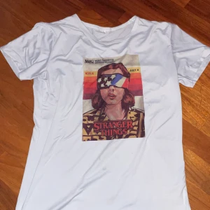 Stranger things - Stranger things t-shirt i storlek Small