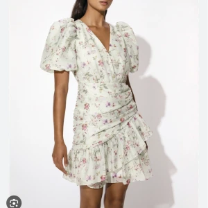 Klänning by malina - Säljer denna fina klänningen från Bymalina. Oanvänd med lappar på storlek S