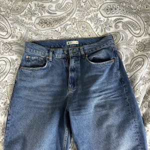 Jeans - Säljer pga för stora och det gick inte skicka tillbaka dem. St 38 snygga straight jeans Gina Tricot köpte för 499kr💙🔥🫶🏽