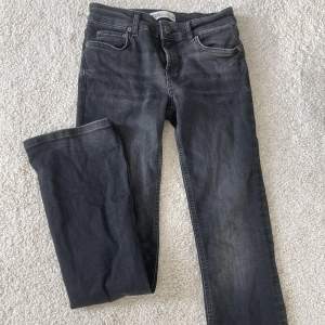 Säljer mina fina lågmidjade jeans från zara! Aldrig använda bara provade men har tagit av prislappen!