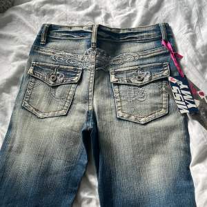 Säljer nu dessa jeans då de inte passar mig💕Midjemått: 72 & Innerbenslängd: 77 💗 Köparen står för frakt💞