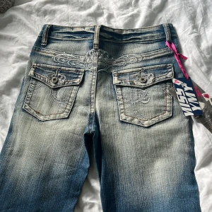 Jeans💗 - Säljer nu dessa jeans då de inte passar mig💕Midjemått: 72 & Innerbenslängd: 77 💗 Köparen står för frakt💞