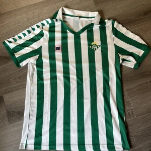 Real betis retro shirt   - Storlek L  Har Aldrig använt  Pris kan diskuteras  