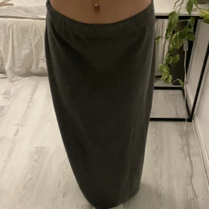 Kjol - Säljer min kjol för att den inte kommer till användning✨ Den är lite nopprig men inget man tänker på! Vet inte storleken men skulle säga S/M.