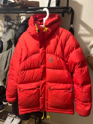 Fjällräven Expedition down lite  - Säljer min Expedition down lite jacka från Fjällräven, Stl M i Herr men passar perfekt som en lite större M i dam. Inga defekter vad jag kan se, använd endast förra säsongen! Kan tänkas byta på Dam L eller Herr L  Säkjer pga för liten för mig