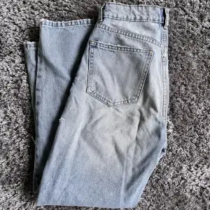 Ljusblåa ”slitna” jeans från Zara i storlek 36🤍 Använda fåtal gånger och är i super skick! 