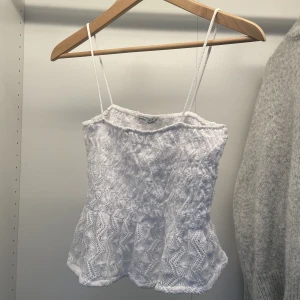 Strandtopp - Oysho - Strandtopp från Oysho. Strl S men passar mig som har strl M. Använd fåtal gånger men har missfärgningar vid axelbanden (skriv för fler bilder).💘