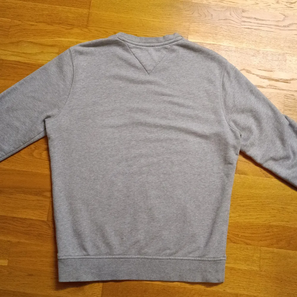 Säljer min gråa Tommy Hilfiger Crew Neck tröja. Den är i storlek S och är i bra skick utan skador. Den är för liten för mig och skräpar i garderoben. Hör av dig om du har någon fråga.. Tröjor & Koftor.