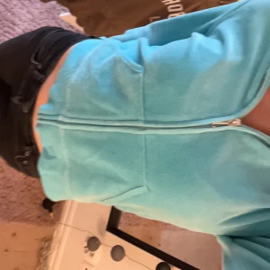 Juicy couture - Säljer detta super sköna juicy settet i gamla modellen. Relativt bra skick, fortfarande jätte skönt. Storlek S. Pris kan diskuteras.