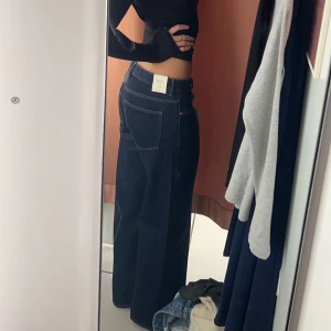 Gina Low Waist Wide Leg Jeans - Helt nya jeans, köpte ett par andra också säljer därmed dessa. Är 173 cm lång med långa ben, så strl 40 passade mig bäst!! 💓