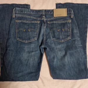 Lowwaisted jens - Lågmidjade flarde jens från G-Star i bra skick💕 Jeansen är lite uppsyda men det ser man knappt och det går att sprätta💕 Skriv om du behöver bättre bilder