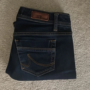 Ltb jeans💋 - Är det någon som är intresserad och vill köpa mina Ltb jeans. Mycket gott skick. Jag säljer dem pga fel passform. Hör av dig ifall du har några frågor!🫶 Skickas, du står för frakten men kan mötas upp i centrala Gbg/Mölndal/Mölnlycke.