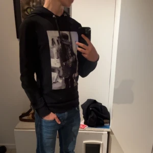 💫Limitato - hoodie💫 - Säljer nu en väldigt snygg och trendig hoodie från Limitato. Den är väldigt efterfrågad😉👌. Materialet är i Limitato kvalite då väldigt bra. Skicket på tröjan är 8/10 ny priset är 4300 kr, skriv om du har några funderingar eller vill ha fler bilder 🖤💫
