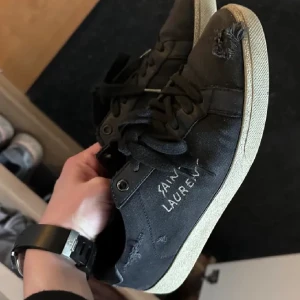 Sneakers - Tja, säljer dessa skor då jag inte använder dem längre. Riktigt feta båda två! Storlek 41 