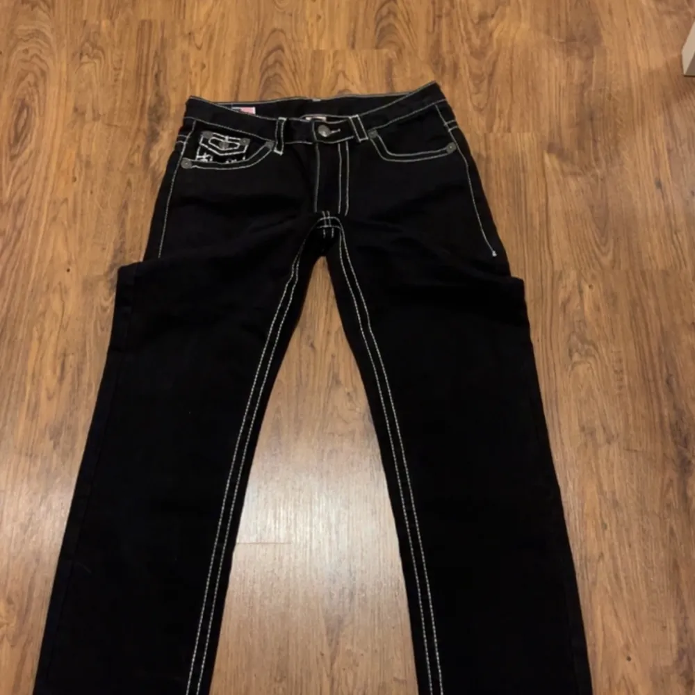 Säljer ett par snygga true religion jeans, väldigt mycket större i storleken för mig som brukar ha 32, skulle säga att de passar frpn 176 till 188 brors på vilken fit man vill ha. Jeans & Byxor.