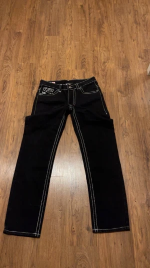 True religion joey super T - Säljer ett par snygga true religion jeans, väldigt mycket större i storleken för mig som brukar ha 32, skulle säga att de passar frpn 176 till 188 brors på vilken fit man vill ha