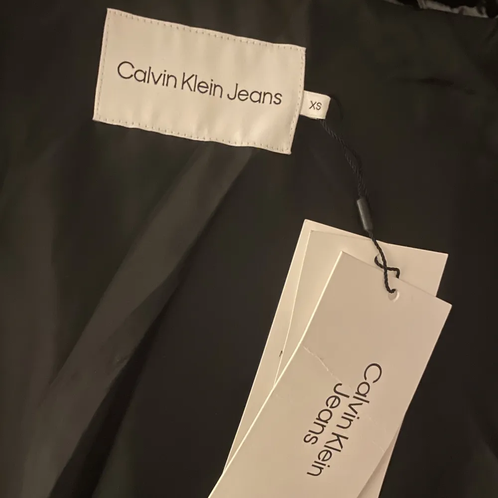 Säljer min Calvin Klein jacka då den är för stor för mig och jag hann inte skicka tillbaka den. Väldigt tjock och varm, passar perfekt till kallare vinterdagar. Aldrig använd så den är i nyskick, lapparna är kvar. Säljs inte längre, nypris ligger på 3895💕. Jackor.
