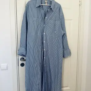Lång skjorta i krispig bomull. NY, endast tvättad och hängt i garderoben. Superskick men skrynklig :)