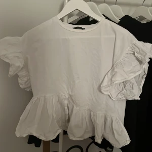 Zara T-shirt  - Säljer den fina zara t-shirt som har lite buff på armarna och där nere. Används 3-4 gånger