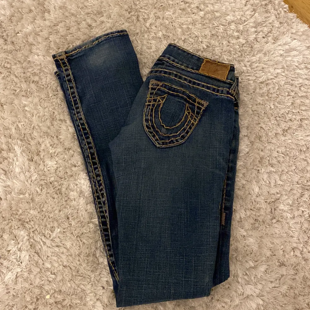 Säljer mina True Religion jeans 👖 säljer de för att det är för långa för mig. Fler bilder är det bara att fråga om💕. Jeans & Byxor.