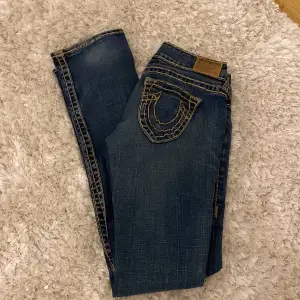 Säljer mina True Religion jeans 👖 säljer de för att det är för långa för mig. Fler bilder är det bara att fråga om💕