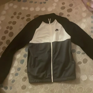 Nike kofta(storlek S) som har använts bara 6-7 ggr - Jätte bekväm och ser alltid bra ut oavsett vad du har för byxor