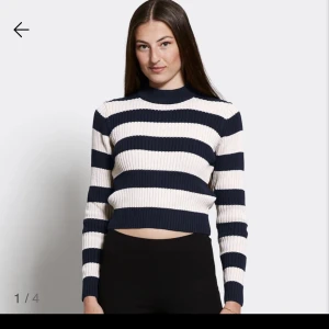 Randig stickad tröja - En nästan helt ny stickad tröja från lager 157. Använd 2 gånger och säljer då jag inte använder den längre. Helt slutsåld på hemsidan och nypris 150kr. Säljer för 75kr + frakt, storlek S🙏Skriv för frågor!