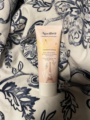 Hudvård  - Oanvänd Apoliva handcreme, 30kr  Oanvänd Apoliva dagcreme, 50kr  Oanvänd Body Butter av Lyko, 100kr