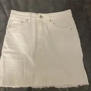 En vit jeanskjol från Gina tricot som nästan inte är använd. Jag säljer den eftersom att den inte har kommit till användning.❤️