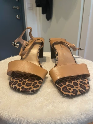 Tiger small heels - It fits perfectly for 39 and I have used them once