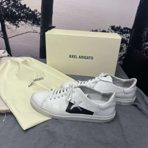 Arigato  - Sjukt snygga arigato skor till salu. De är otroligt bra skick. Nypris ca 2500. Mitt Pris 999kr. Hör av dig för fler bilder eller funderingar 