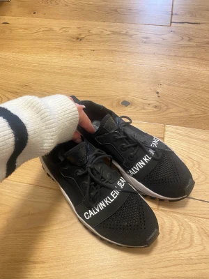 Calvin Klein skor - Fina och bekväma sneakers från Calvin Klein i storlek 37. 