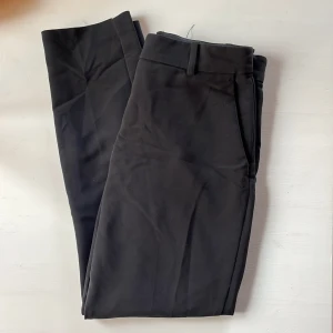 Svarta kostymbyxor storlek 38 - Svarta kostymbyxor från hm, deras ”slacks”. Storlek 38. Hela, fina & otroligt sköna kostymbyxor!