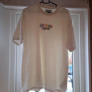 Guess T-shirt  - Guess originals tisha. Oversized och skön fit.