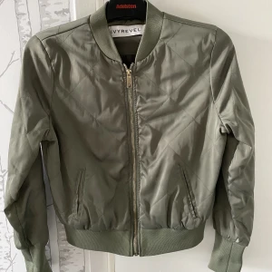 Ivy revel jacka  - Grön bomberjacka från Ivy revel. Använd 1 gång. Strlk 36. 150kr inkl frakt 