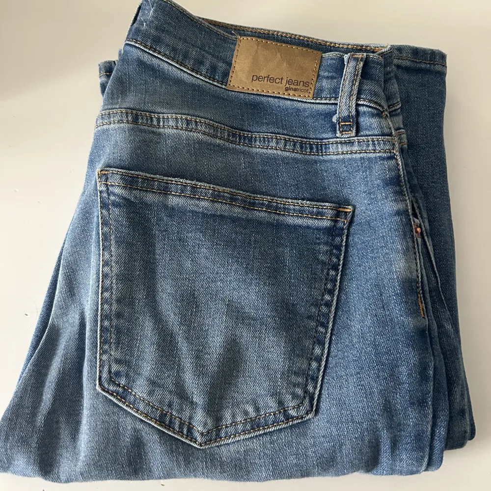 Säljer dessa Low waist bootcut jeans från Gina i modellen Tall. Innerbenslängden är 86cm. Endast använda en gång💘💘 Köpt för 499kr men säljer för 300kr (pris kan diskuteras) !!. Jeans & Byxor.